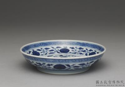 图片[2]-Dish with Indian lotus scrolls in underglaze blue, Qing dynasty, Qianlong reign (1736-1795)-China Archive